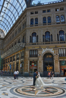 des mariés dans la galleria Umberto I